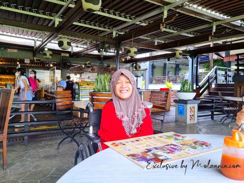 duduk santai makan soto tangkar betawi