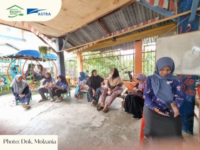 Para ibu yang menunggui anak-anak mereka.