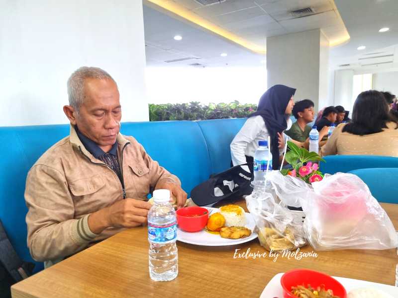 ayah makan di kantin