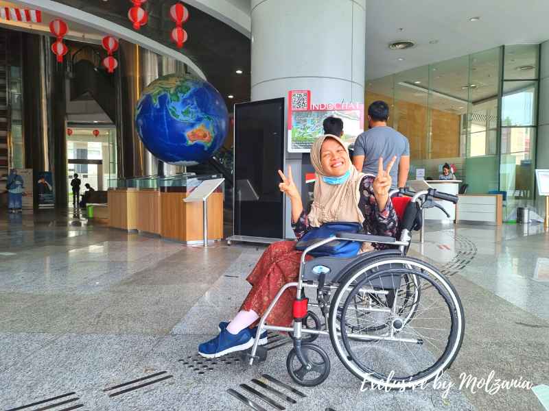 disabilitas jalan-jalan di perpusnas Jakarta