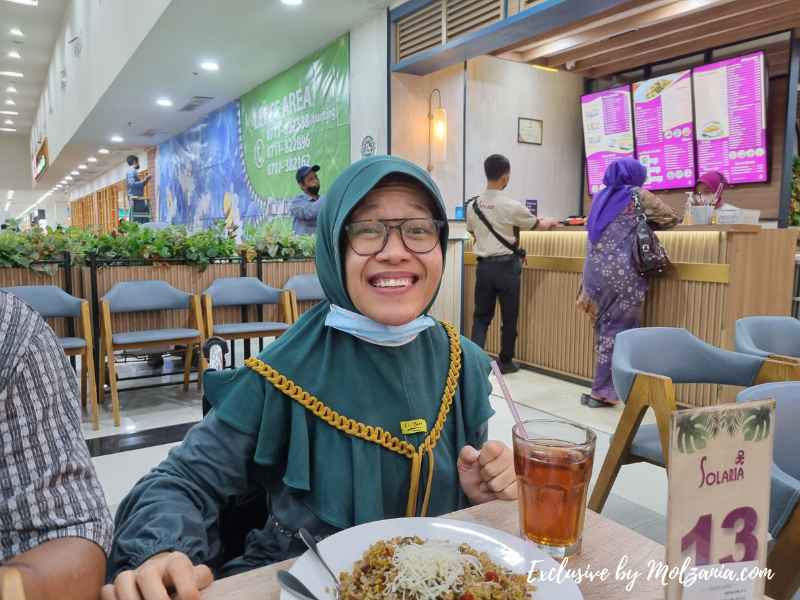 makan bareng keluarga di restoran solaria