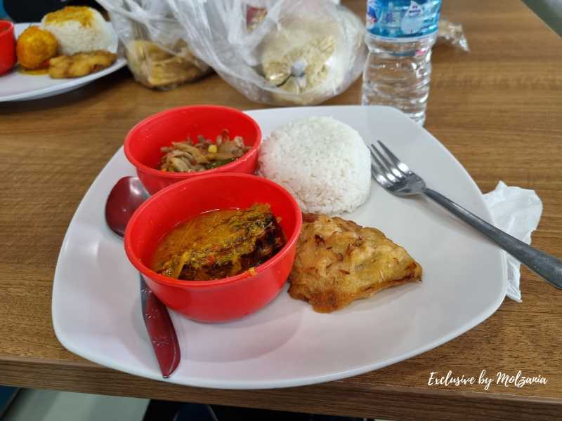 nasi ikan sayur di kantin Perpusnas