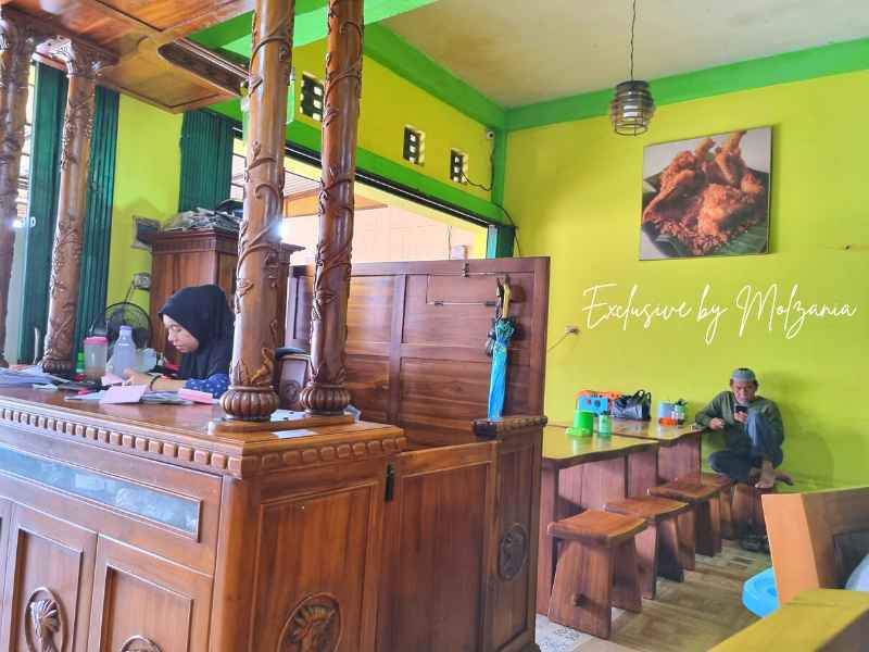 suasana warung makan mang udin palembang