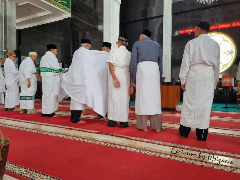 praktek menggunakan kain ihram