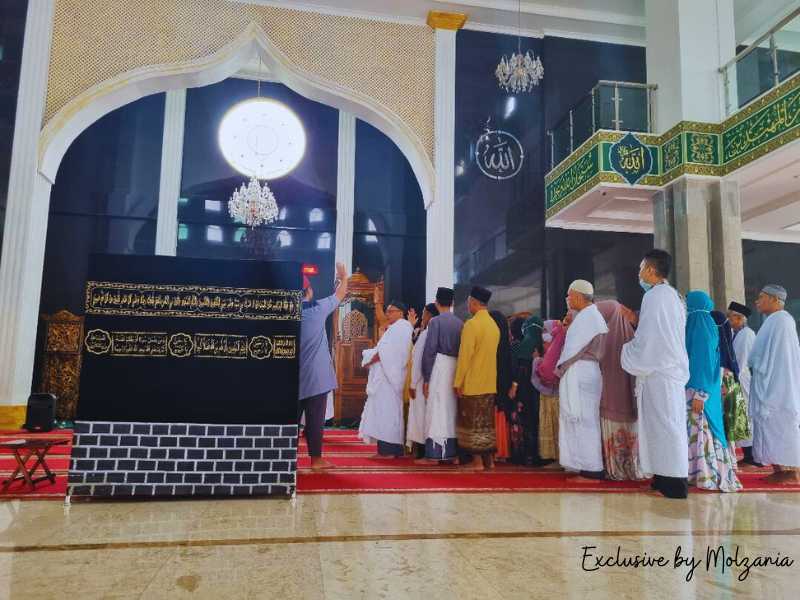 praktek tawaf mengelilingi ka'bah