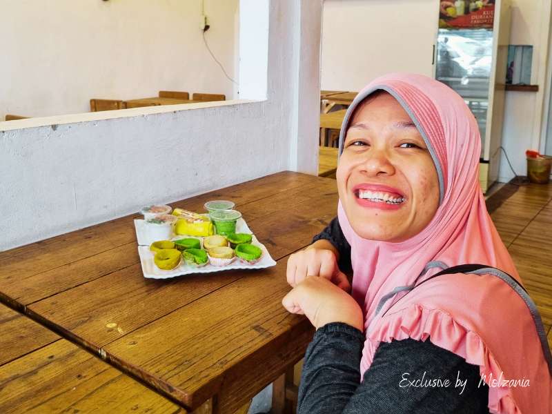 berfoto di toko kue khas palembang