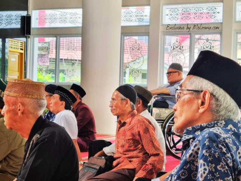 jemaah khusyu' mendengarkan ceramah