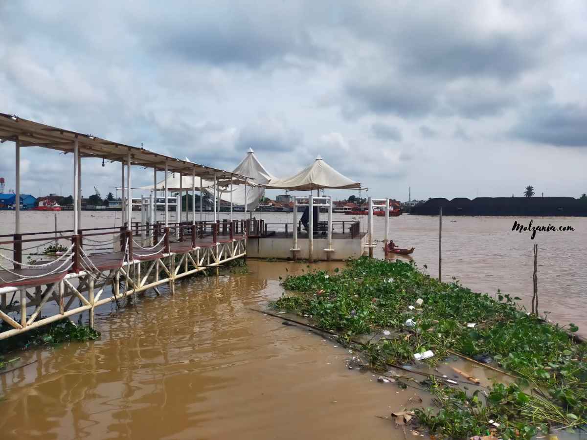 dermaga sungai musi di kampung almunawar palembang