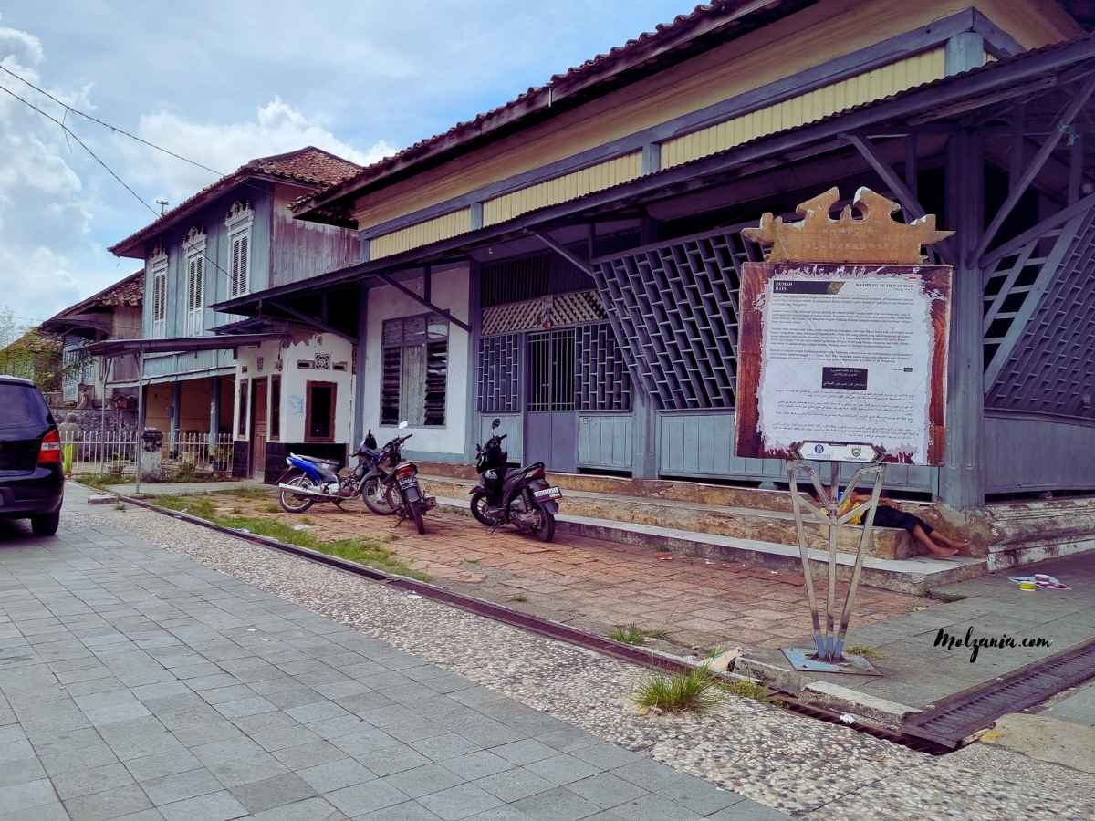 rumah batu