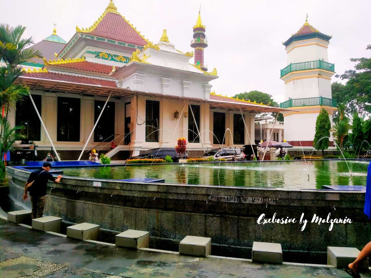 kolam air mancur di masjid agung kota palembang