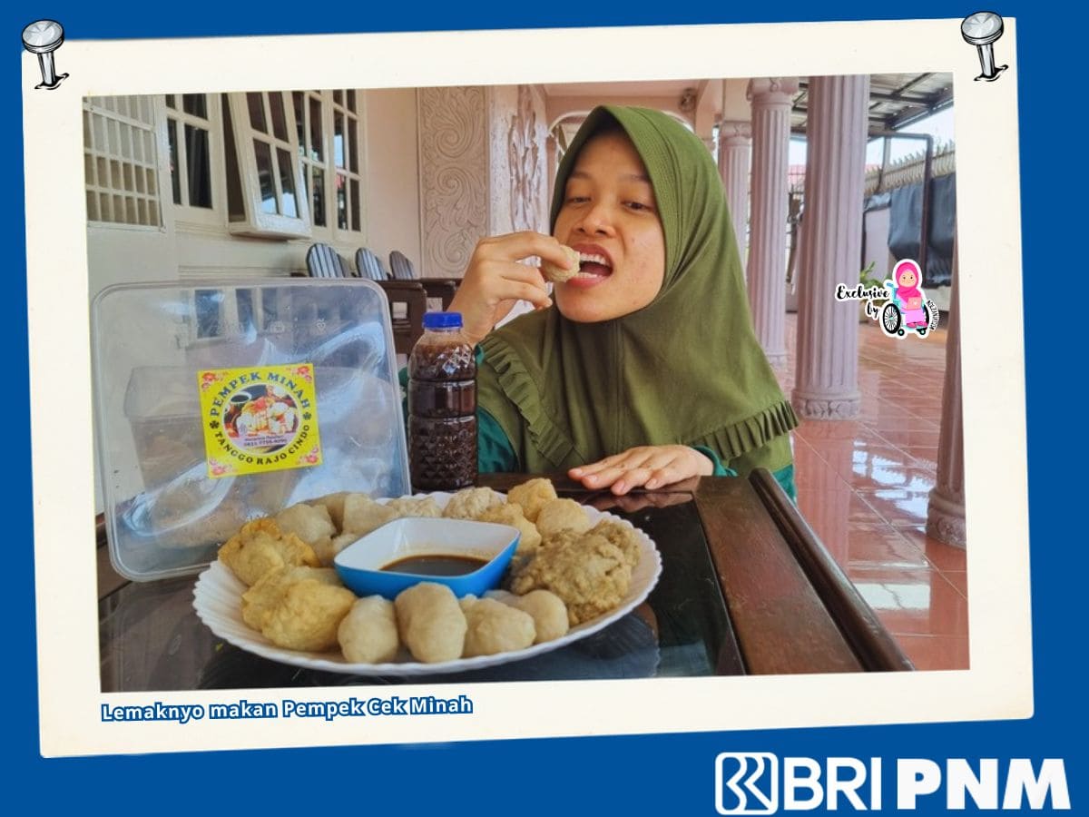 Makan pempek cek minah