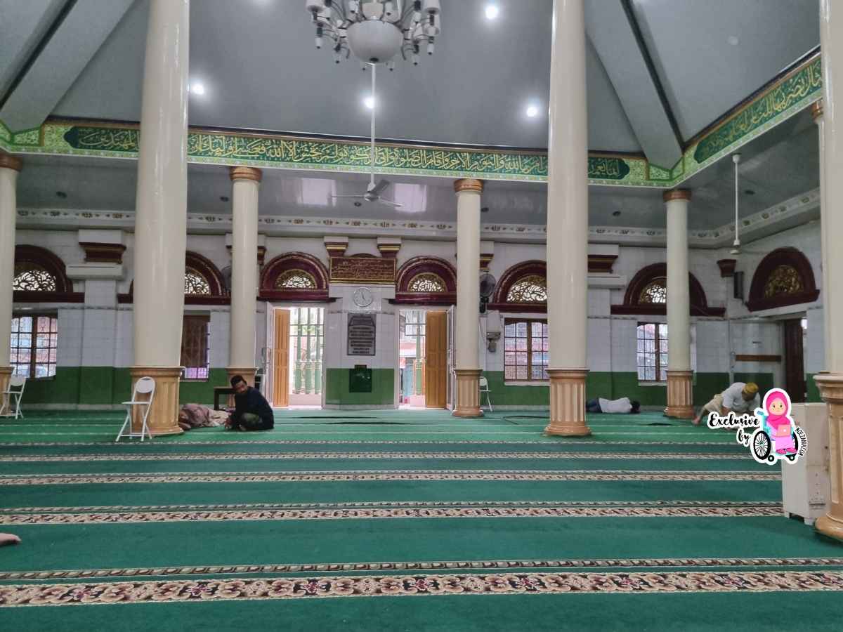 Bangunan utama masjid besar al-mahmudiyah