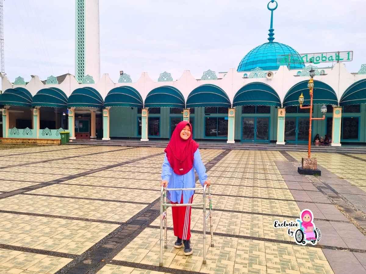 berfoto di depan masjid pusri