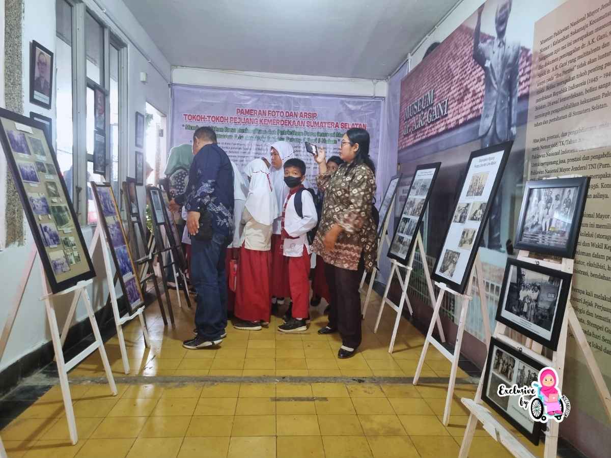 anak sekolah mengunjungi pameran