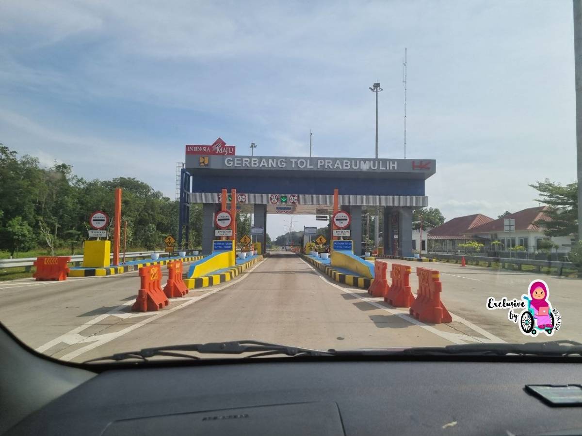 keluar gerbang tol di prabumulih