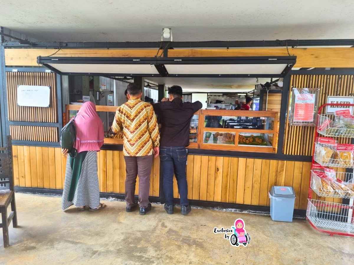 restoran tahu sumedang di rest area tol prabumuliih